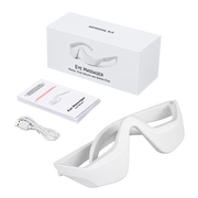 Appareil de massage du contour des yeux blanc avec sa boîte, sa notice et son câble USB, sur fond transparent.